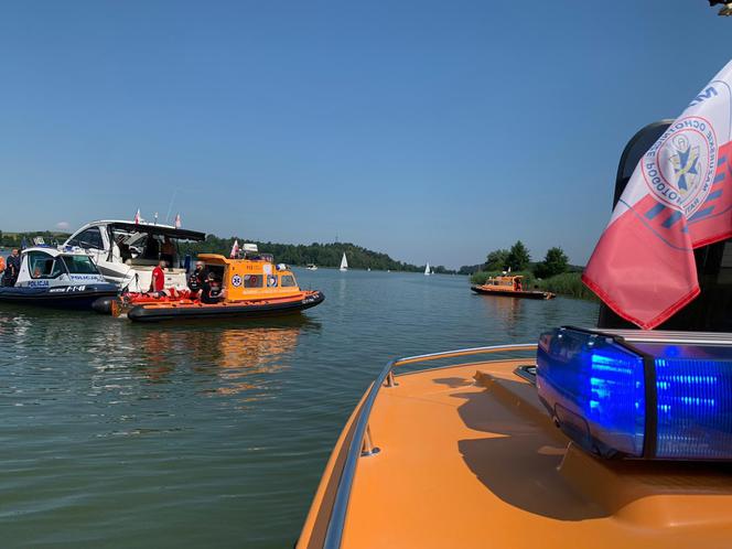 Mikołajki. Śmigłowiec spadł do jeziora Tałty! Leciały nim trzy osoby [FOTO]