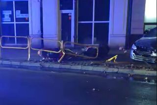 Groźny wypadek w Bytomiu. Po policyjnym pościgu samochód rozbił się o barierki i spłonął