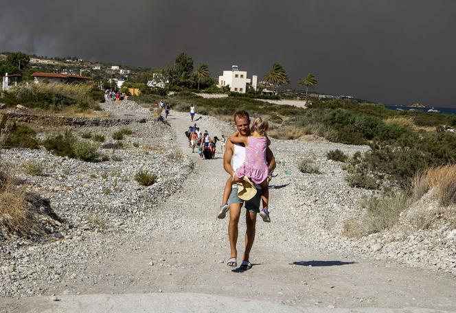 Uciekli przed ogniem, spali na trawnikach. Koszmar turystów z Polski na Rodos