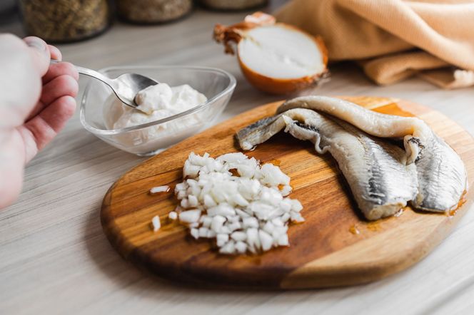 Śledzie w śmietanie z jabłkiem i cebulką – klasyk, który nie ma sobie równych!