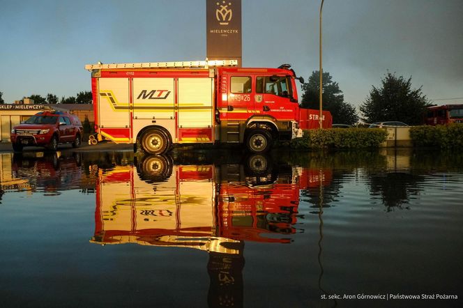  Kawle. Pożar zakładu przetwórstwa drobiowego. 120 strażaków walczy z żywiołem w czwartek, 14 sierpnia. Jeden z nich zaginął [ZDJĘCIA]