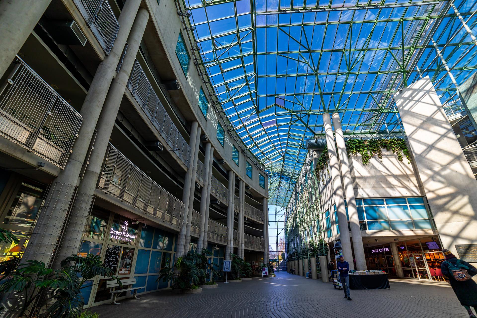 Biblioteka Uniwersytecka w Warszawie - zdjęcia. Zobacz postmodernistyczną ikonę, którą kiedyś uznawano za kicz