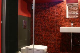 Mała łazienka w czerwonym kolorze