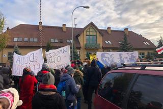 Miejsce dzieci nie jest w lesie. Protest przed siedzibą Straży Granicznej w Michałowie