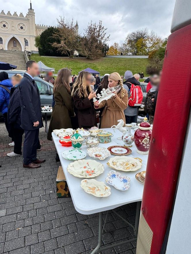 Wcisło buszuje na pchlim targu.