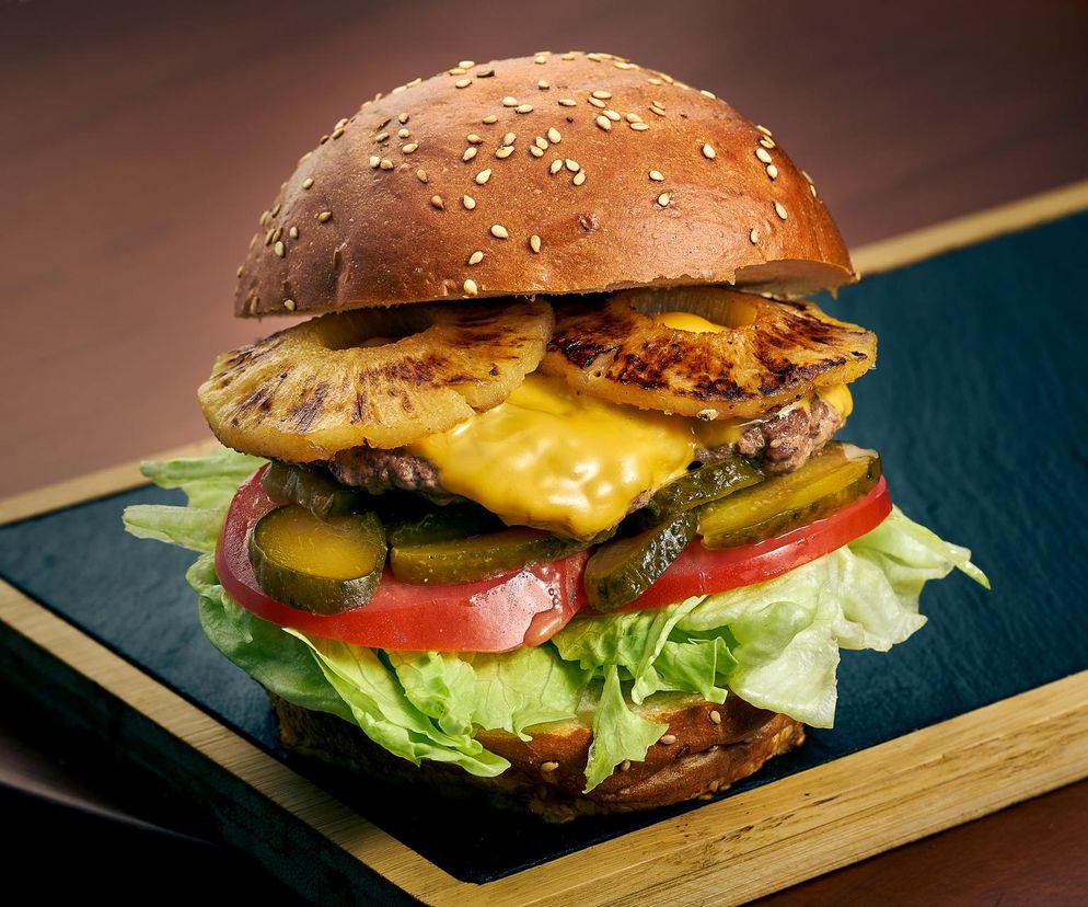 Soczysty burger rodem z Pulp Fiction. Zanurz się w wyjątkowym smaku