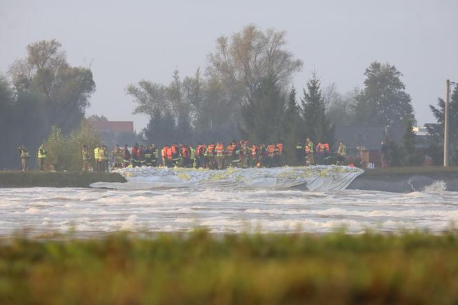 Powódź w Nysie. Wał przy Wyspiańskiego uszczelniony