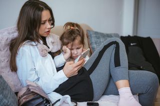 Ciągłe zerkanie w telefon przy dziecku? To może być przyczyną jego problemów z zachowaniem