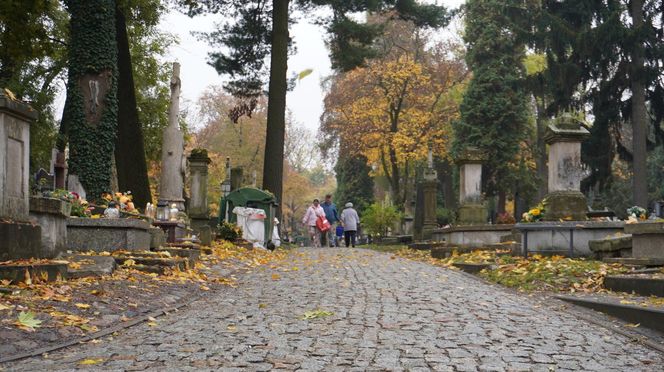 Zbliża się Dzień Wszystkich Świętych. Jak wyglądają przygotowania na najstarszym cmentarzu w Lublinie?