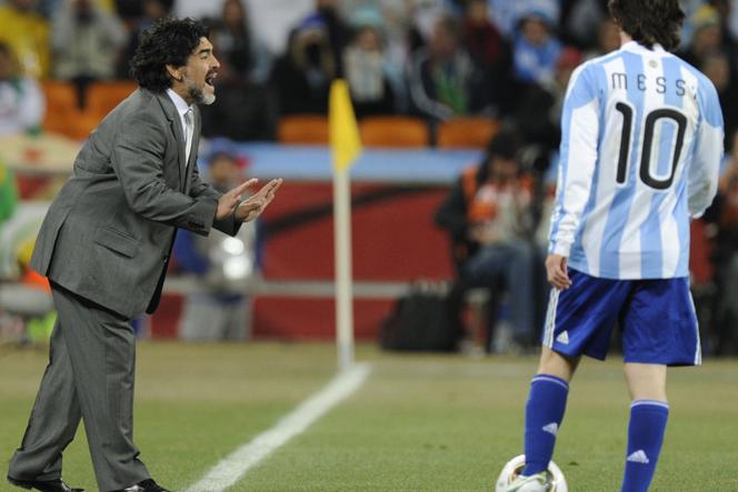 Diego Maradona nosi maskę. Na cokole