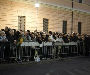 Dziesiątki tysięcy wiernych w Watykanie. Ogromna kolejka do trumny papieża
