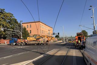 Poważne utrudnienia we Wrocławiu. Koparka zerwała sieć trakcyjną na Szczepinie 