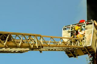 Pożar w bloku. Uwięziony staruszek czekał na pomoc z doniczką na głowie. 