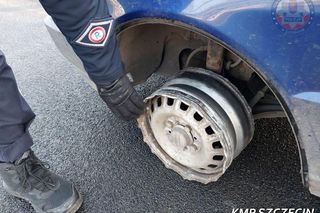 Jechał fiatem przez miasto na samej feldze. Tłumaczył, że biała substancja to proszek do prania