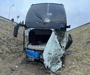 Autokar staranował barierki i spoczął w rowie. 65 pasażerów utknęło na autostradzie A4