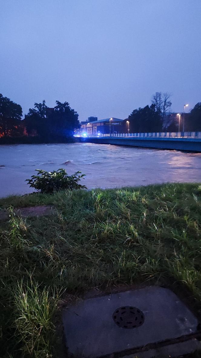 Nysa, zamknięty most Józefa Bema, rwący nurt Nysy Klodzkiej