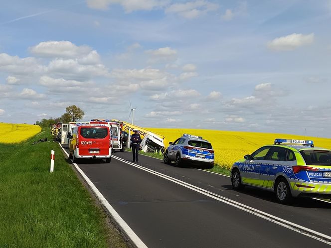 Tragiczny wypadek pod Wągrowcem! Nie żyją dwie osoby, w tym dziecko [ZDJĘCIA]