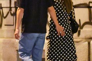 Julia Wieniawa i Nikodem Rozbicki całują się na ulicy