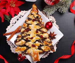 Choinka z ciasta francuskiego. Pyszny przepis last minute na deser na mikołajki i Boże Narodzenie