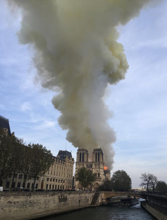 Płonie Katedra Notre-Dame w Paryżu