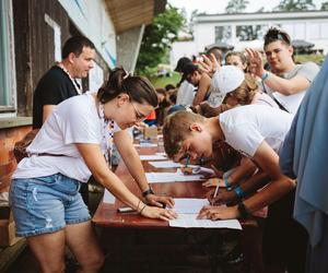 Festiwal Życia w Kokotku. Zdjęcia z czwartego dnia imprezy. Bieg Festiwalowicza i biskup w błocie