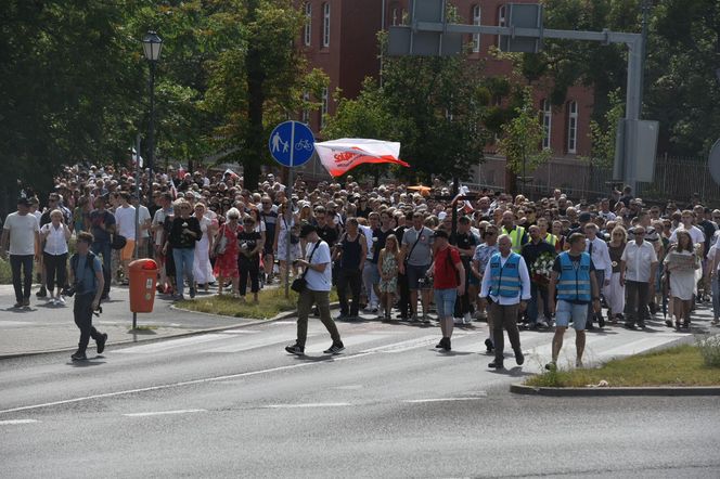 Marsz Milczenia dla Klaudii w Toruniu. „Niech nasza cisza przemówi głośniej niż słowa” [GALERIA]