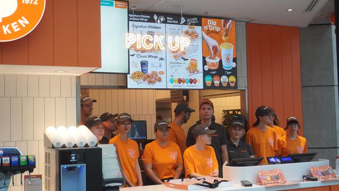 Tłumy na otwarciu Popeyes w Olsztynie. Rekordzista czekał w kolejce ponad 20 godzin