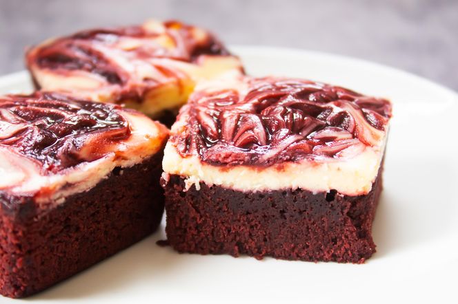 Jak powiedzieć kocham na słodko? Sernik brownie red velvet w tym pomoże