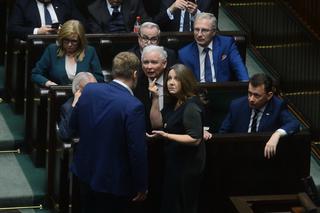 Wulgarny gest Joanny Lichockiej z PiS. Reakcja Kaczyńskiego. Wie co to znaczy? [FILM] 
