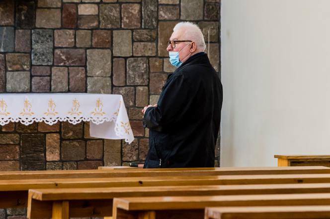 Lech Wałęsa zdjął maseczkę w kościele [ZOBACZ ZDJĘCIA]