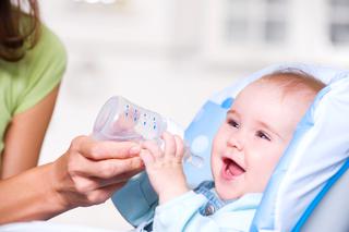 Woda dla niemowlaka: ile wody powinno pić niemowlę?