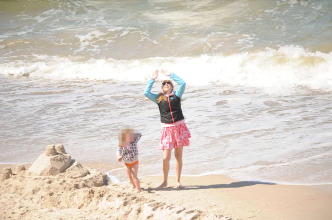 Anna Guzik z rodziną na plaży