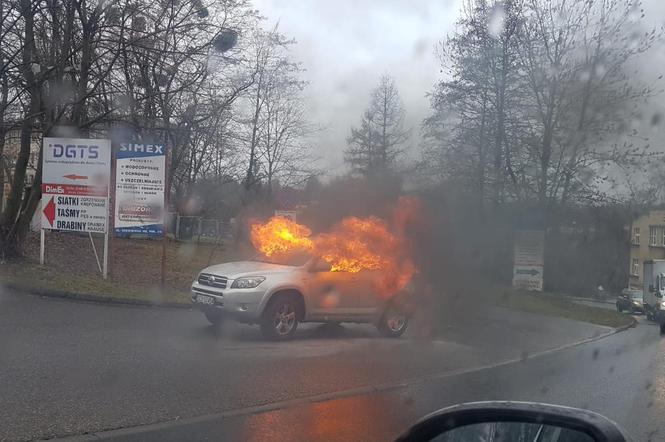 Płonący samochód