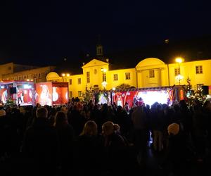 Ciężarówka Coca-cola w Białymstoku! Świąteczna atrakcja przyciągnęła tłumy mieszkańców na Rynek Kościuszki