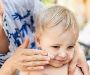 Wielu rodziców robi tak latem, chcąc chronić skórę dziecka. Dermatolog: to błąd