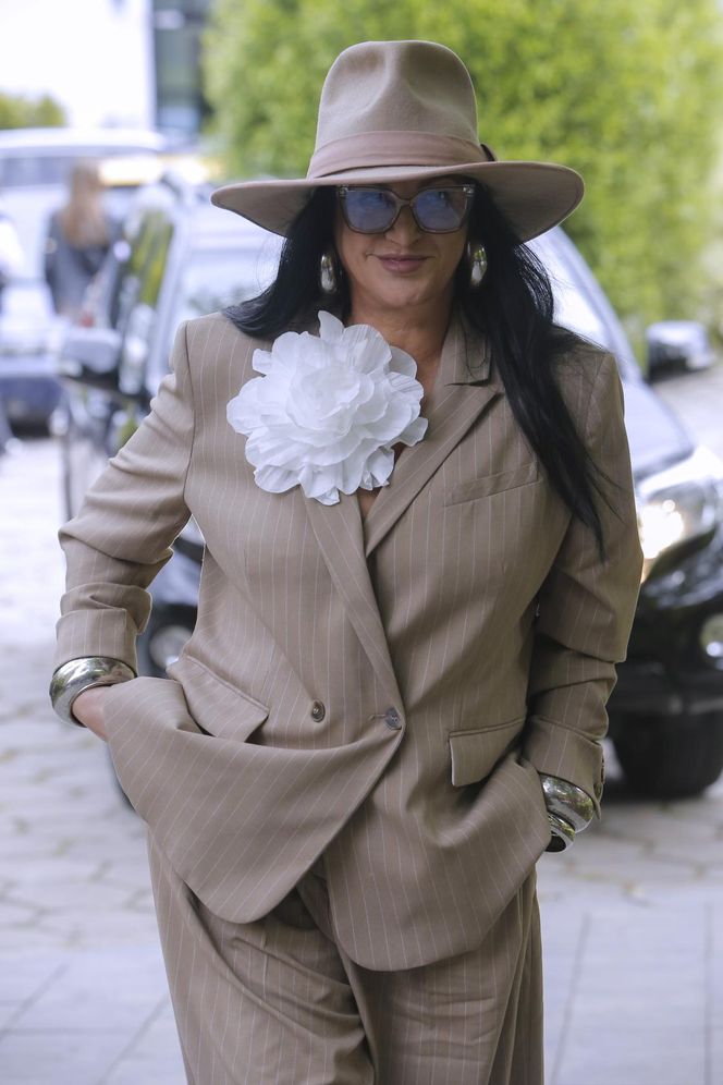 Kayah niczym bogata wdowa po gangsterze. A to garnitur z sieciówki!