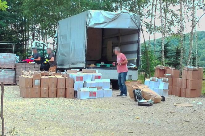 Przemycili 15 ton marihuany i sprzedali 300 kg amfetaminy. Zatrzymano grupę związaną ze środowiskiem pseudokibiców [ZDJĘCIA]
