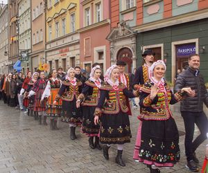 Polonez dla Fredry 2025 we Wrocławiu. Maturzyści zatańczyli na Rynku [ZDJĘCIA]