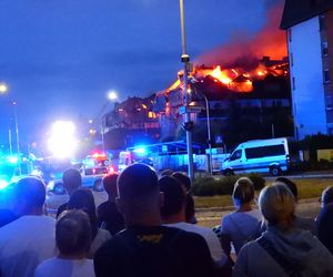 Pożar w Ząbkach. Strażacy przeszukują pogorzelisko