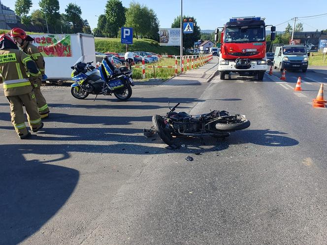 Tuchów. Zderzenie motocyklisty z osobówką na drodze wojewódzkiej nr 977