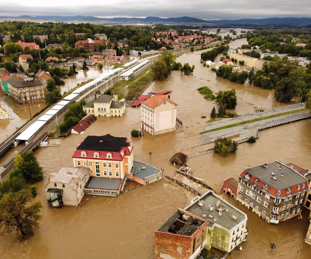 Powódź 2024 w Kłodzku. Miasto tonie, ogrom tragedii widać na zdjęciach z lotu ptaka