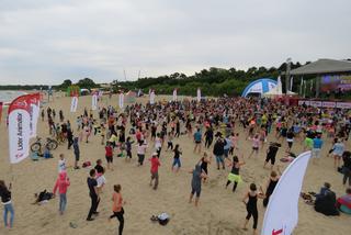 Niedzielny maraton zumby na plaży w Brzeźnie