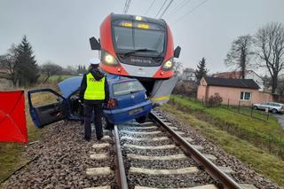 Tragiczny wypadek pod Łodzią. 55-letni kierowca zginął w zderzeniu z pociągiem ŁKA