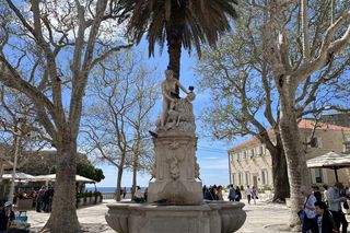 Dubrownik, Przed wejściem do miasta, warto pospacerować po Pile i XIX-wiecznej promenadzie nadmorskiej Brsalje