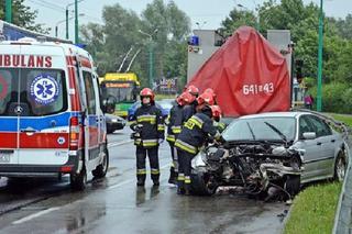 Wypadek w Tychach: 19 latek w bmw staranował auto i autobus