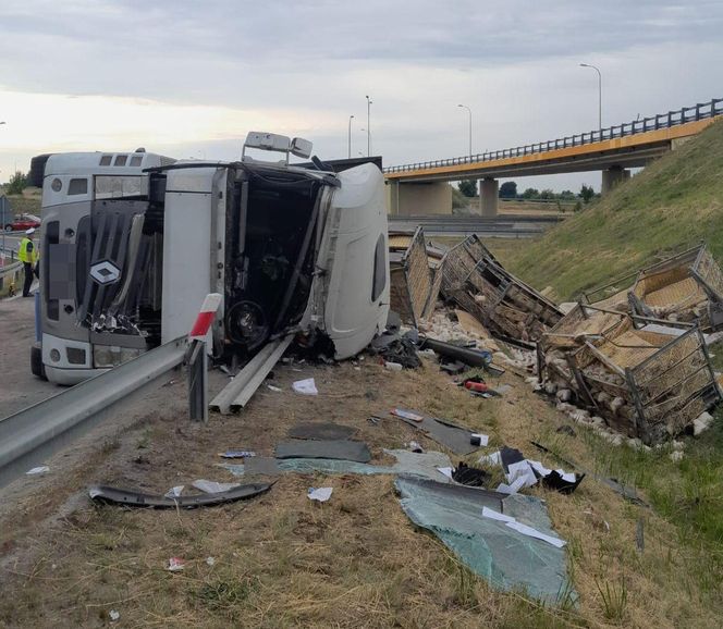 Wypadek w Elizówce koło Lublina. Kierowca został zakleszczony w pojeździe