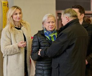 Na Wspólnej, odc. 4002. Włodek (Mieczysław Hryniewicz), Monika (Sylwia Gliwa), Bogdan (Wojciech Brzeziński), Maria (Bożena Dykiel)