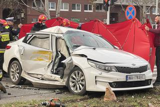 Tramwaj zmiótł auto na Białołęce. Zmarł kierowca, jego żona dalej walczy o życie