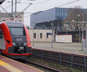 Nowe pociągi od Pesy wjechały na tory w Bydgoszczy! Tak wyglądają w środku [ZDJĘCIA]