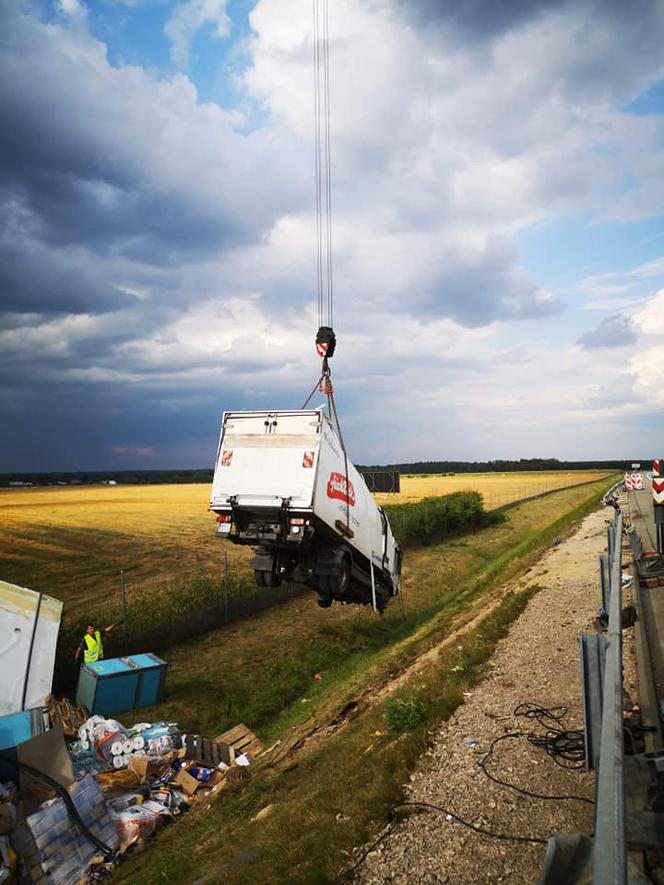 Ciężarówka spadła ze skarpy na S8 pod Łodzią